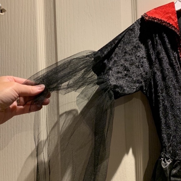 VEUC Girl’s Spirit Halloween Vampiress Costume - size Youth L with crown & mask - Picture 7 of 17